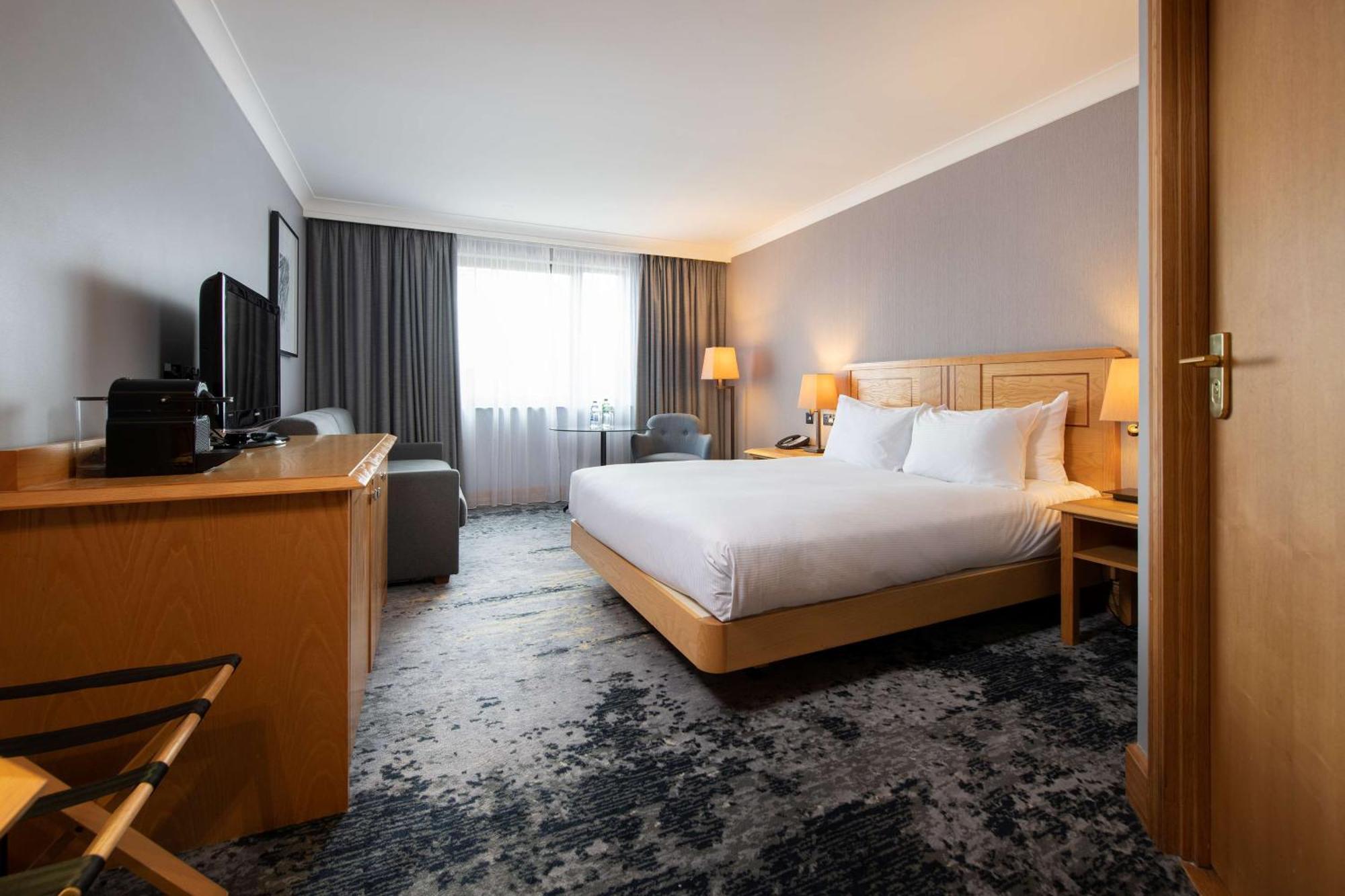 Doubletree By Hilton Суиндон